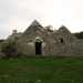 ...punteggiato da due grandi trulli in stato di abbandono su cui capeggiano ben quindici coni